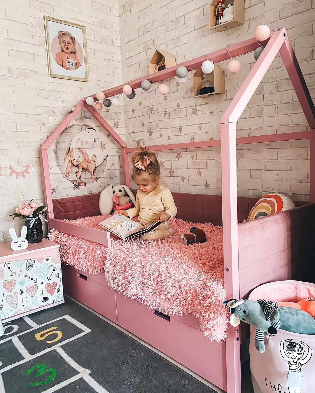 Кровать в детскую комнату девочке